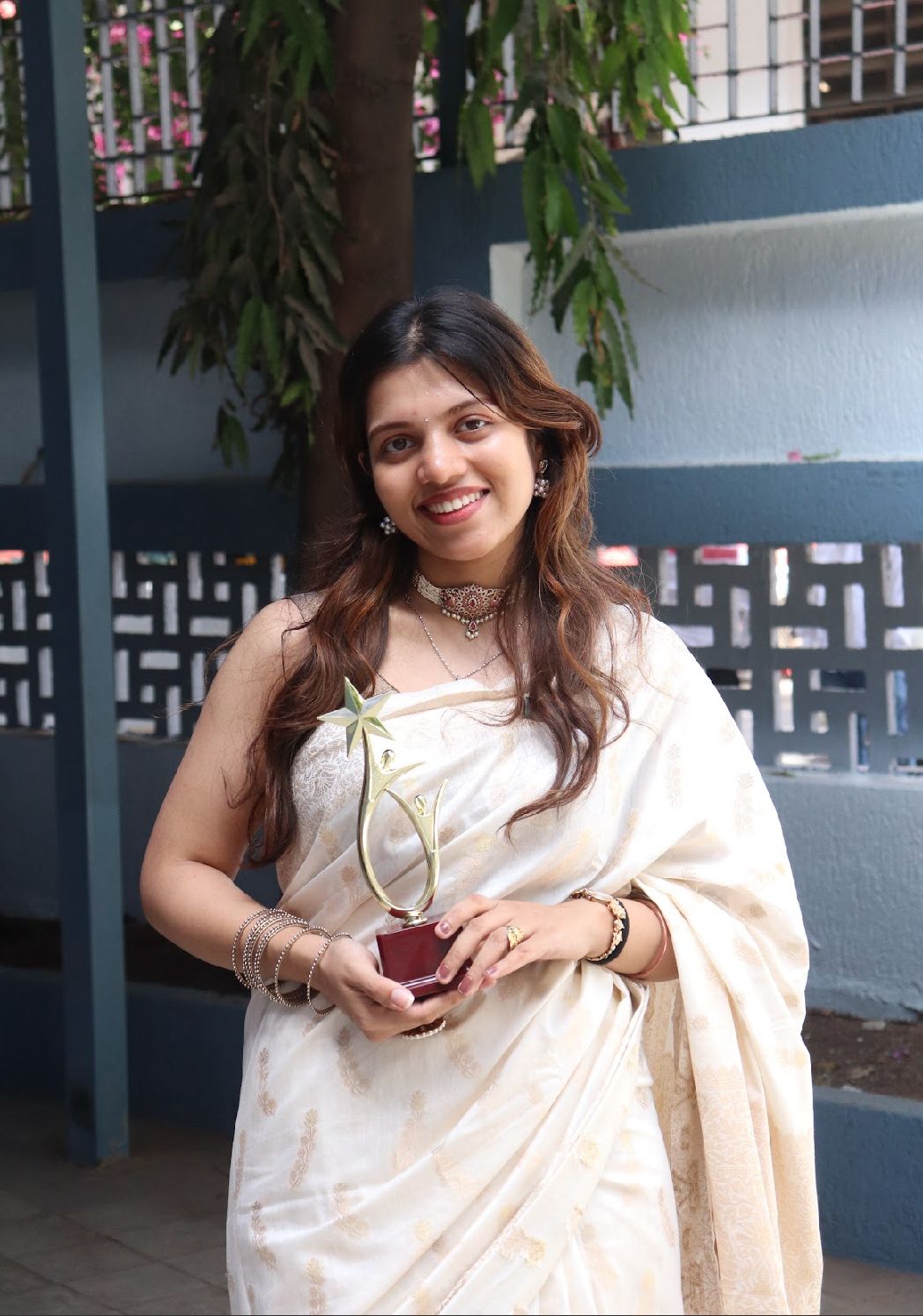 Rhea Khanolkar receives a recognition award